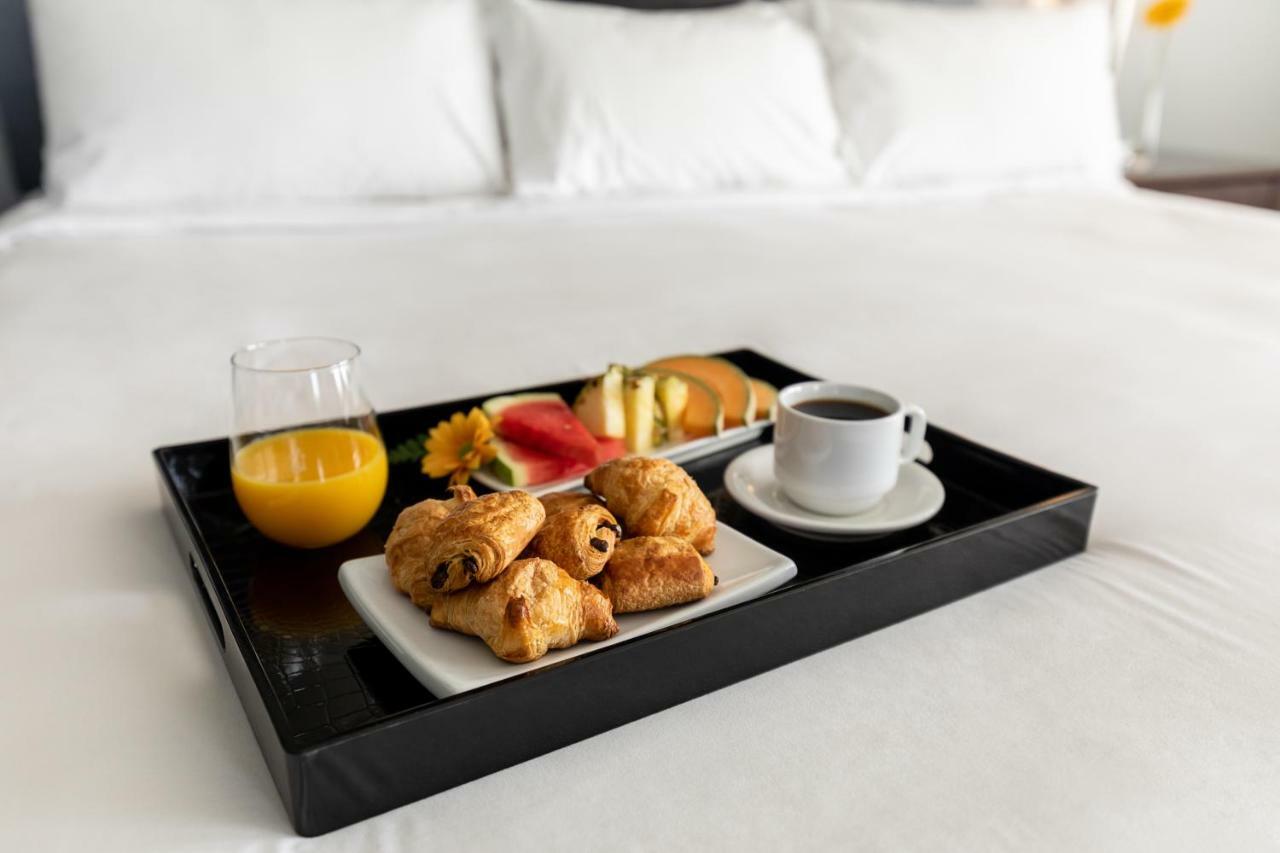 Imperia Hotel Et Suites ブーシャーヴィル エクステリア 写真
